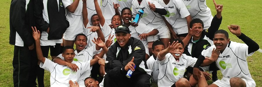 Die Academiaspelers, Donnadue de Villiers, vierde van links heelagter; Wimpie van Dyk, vierde van regs heelagter; met Martin Jonathan, regs langs Wimpie. Die afrigter, Danver August, van Gansbaai, middel voor.